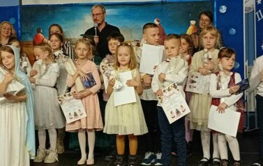 Laureaci XI Powiatowego Międzyszkolnego Konkursu Kolęd i Pastorałek "B&oacute;g się rodzi"