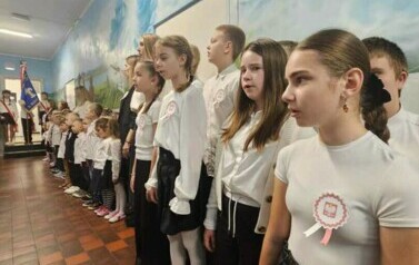 Szkoła do hymnu