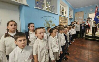 Szkoła do hymnu