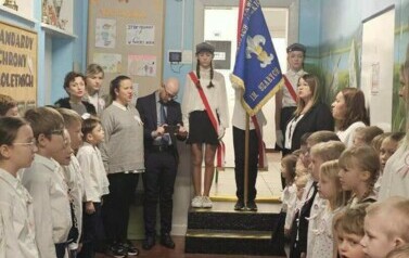 Szkoła do hymnu