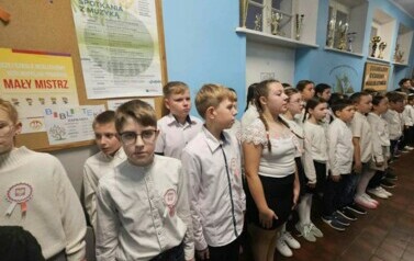 Szkoła do hymnu