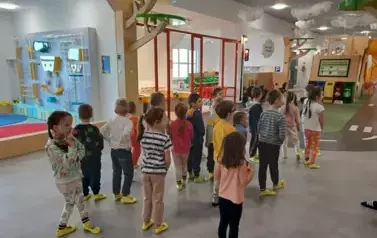 Wycieczka dzieci z punktu i oddziału przedszkolnego do Kids Parku.  