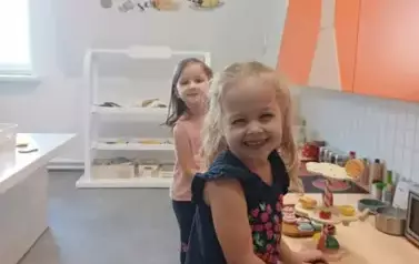 Wycieczka dzieci z punktu i oddziału przedszkolnego do Kids Parku.  