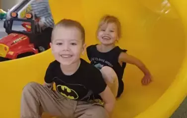 Wycieczka dzieci z punktu i oddziału przedszkolnego do Kids Parku.  