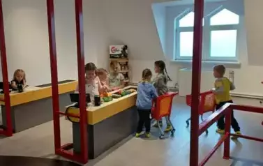 Wycieczka dzieci z punktu i oddziału przedszkolnego do Kids Parku.  