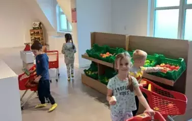 Wycieczka dzieci z punktu i oddziału przedszkolnego do Kids Parku.  
