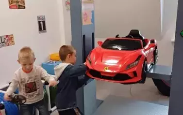 Wycieczka dzieci z punktu i oddziału przedszkolnego do Kids Parku.  