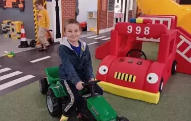 Wycieczka dzieci z punktu i oddziału przedszkolnego do Kids Parku.  