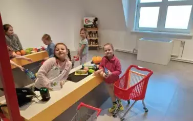 Wycieczka dzieci z punktu i oddziału przedszkolnego do Kids Parku.  