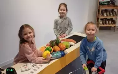 Wycieczka dzieci z punktu i oddziału przedszkolnego do Kids Parku.  