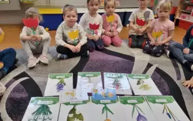 Mali ogrodnicy z punktu przedszkolnego