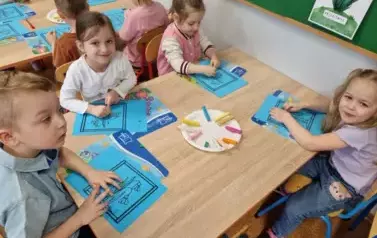 Mali ogrodnicy z punktu przedszkolnego