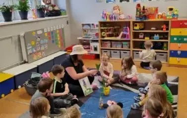 Mali ogrodnicy z punktu przedszkolnego