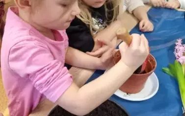 Mali ogrodnicy z punktu przedszkolnego
