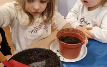 Mali ogrodnicy z punktu przedszkolnego