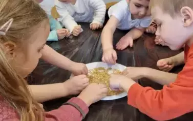 Mali ogrodnicy z punktu przedszkolnego