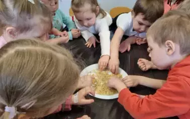 Mali ogrodnicy z punktu przedszkolnego