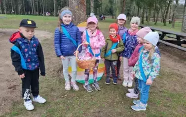 Przedszkolaki szukały zajączka