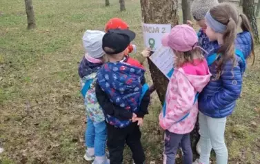 Przedszkolaki szukały zajączka