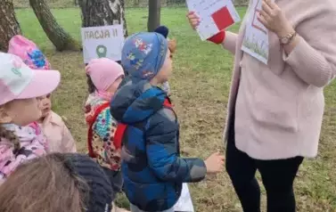 Przedszkolaki szukały zajączka
