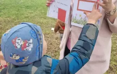 Przedszkolaki szukały zajączka