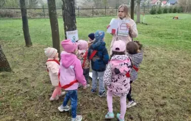 Przedszkolaki szukały zajączka