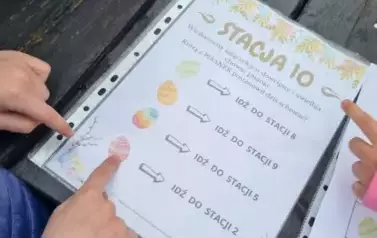 Przedszkolaki szukały zajączka