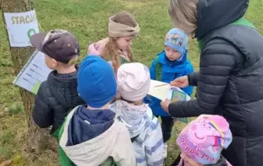 Przedszkolaki szukały zajączka