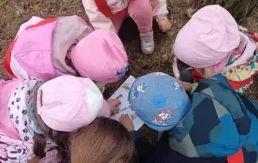 Przedszkolaki szukały zajączka