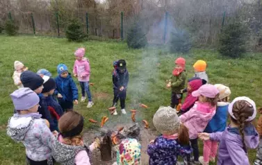 Przedszkolaki szukały zajączka