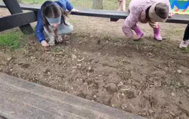 Przedszkolaki szukały zajączka