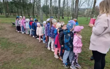 Przedszkolaki szukały zajączka