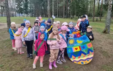 Przedszkolaki szukały zajączka
