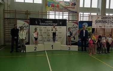 Zdjęcie przedstawia Blankę stojącą na I miejscu podium i prezentującą dyplom.