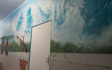 Zdjęcie przedstawiające harcerzy Szarych Szereg&oacute;w walczących z bronią w ręku w czasie II wojny światowej.