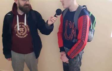 Uczeń udziela wywiadu reporterowi rozgłośni radiowej.