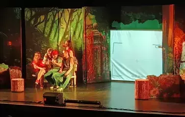 Wyjazd do teatru uczni&oacute;w kl. IV - VIII