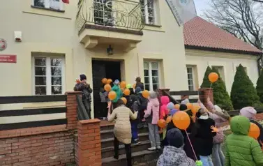 Marsz pomarańczowych balonik&oacute;w