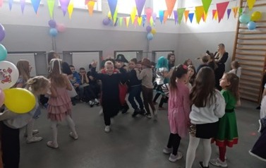 Zabawa karnawałowa uczni&oacute;w klas i-III
