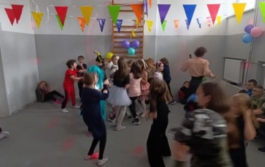 Zabawa karnawałowa uczni&oacute;w klas i-III