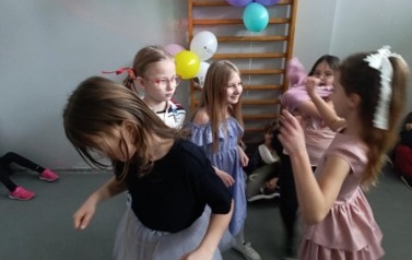 Zabawa karnawałowa uczni&oacute;w klas i-III