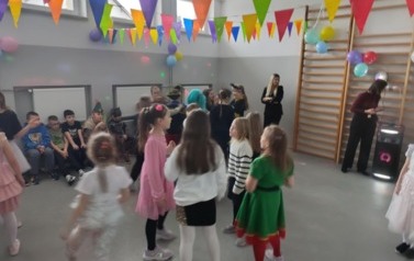 Zabawa karnawałowa uczni&oacute;w klas i-III