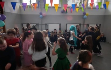Zabawa karnawałowa uczni&oacute;w klas i-III