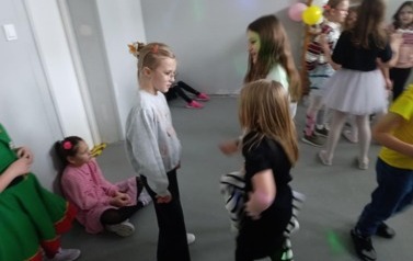 Zabawa karnawałowa uczni&oacute;w klas i-III