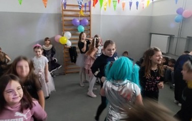Zabawa karnawałowa uczni&oacute;w klas i-III