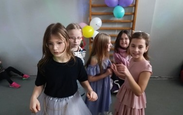 Zabawa karnawałowa uczni&oacute;w klas i-III