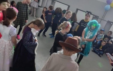 Zabawa karnawałowa uczni&oacute;w klas i-III