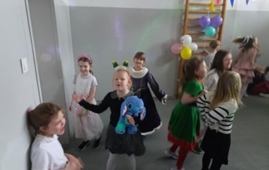 Zabawa karnawałowa uczni&oacute;w klas i-III