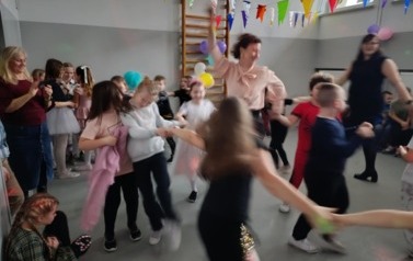 Zabawa karnawałowa uczni&oacute;w klas i-III