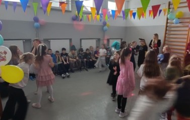Zabawa karnawałowa uczni&oacute;w klas i-III